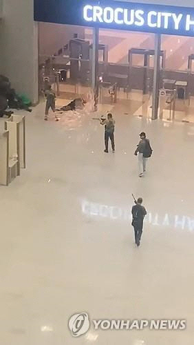 러시아 공연장 총쏘는 괴한[로이터/소셜미디어 캡처]